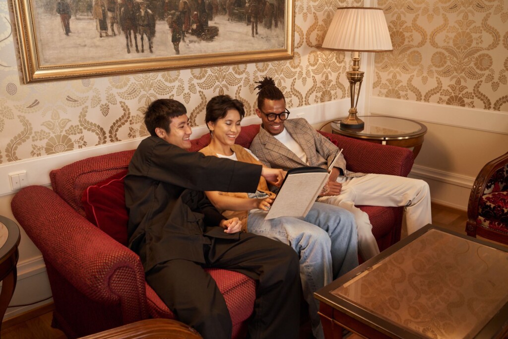 An older Korean man and a young Korean woman talking expressively on a sofa