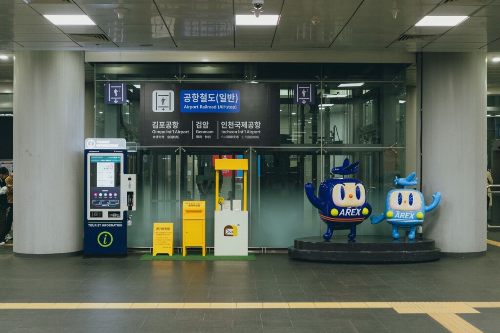 A cartoon mascot comforting a small Korean child in a bright hallway